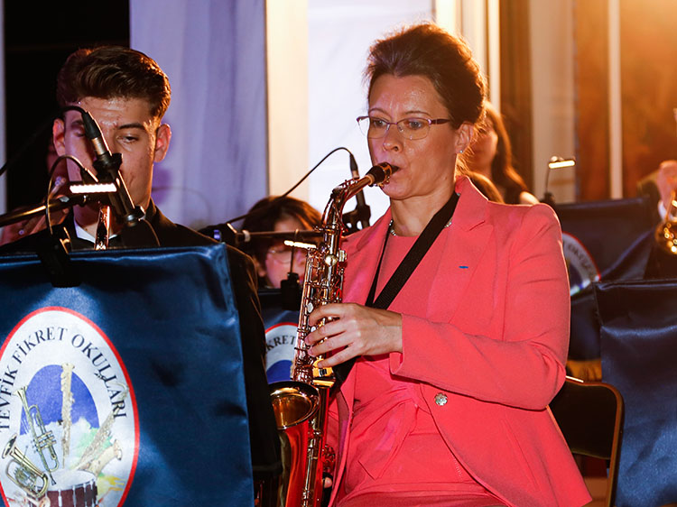 Isabelle Dumont played the saxophone and accompanied the Tevfik Fikret High School Jazz Orchestra during the evening.